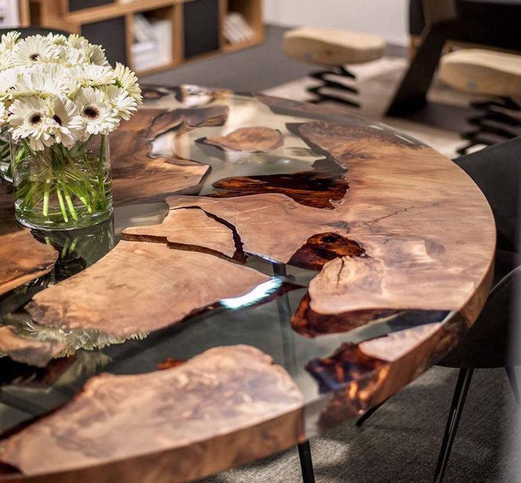 Mặt bàn được kết hợp từ gỗ và keo epoxy trong